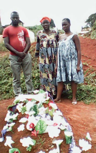 La familia de Eric Lembembe  visitando su tumba.  (Foto CAMFAIDS).