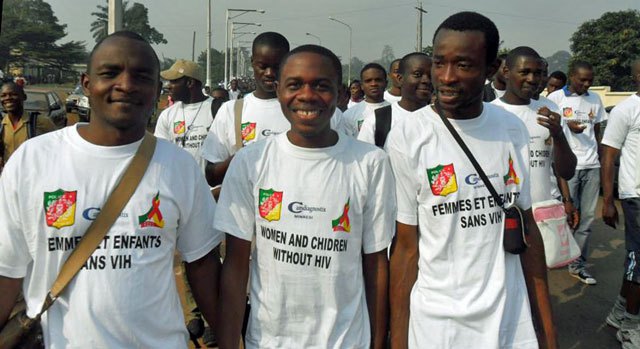 La marcha del Día Mundial de la lucha contra el sida en 2011. Dominique Menoga con el Presidente y el Director Ejecutivo de la Asociación Acción Afirmativa.