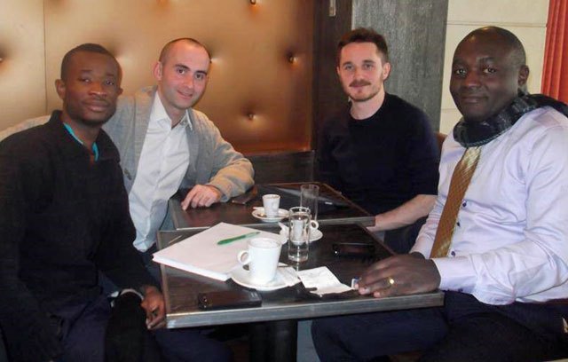 La Una reunión de estrategia en París (de izquierda a derecha) Dominique Menoga; Thomas Fouquet-Lapar Inter-LGBT; William Bonnet de All Out; Michel Togue, abogado defensor de los derechos LGBT en Camerún.