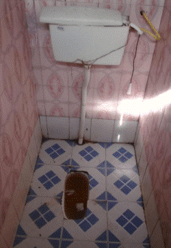 Facilidades sanitarias inapropiadas en las instalaciones de Nairobi donde ACNUR ha trasladado a 200 personas refugiadas LGBTI. (Foto cortesía de O-blog-dee blog Facilidades sanitarias inapropiadas en las instalaciones de Nairobi donde ACNUR ha trasladado a 200 personas refugiadas LGBTI. (Foto cortesía de O-blog-dee blog