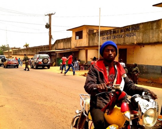 Tráfico fuera de la Prisión Central en Yaoundé, Camerún (crédito: Andy Kopsa)