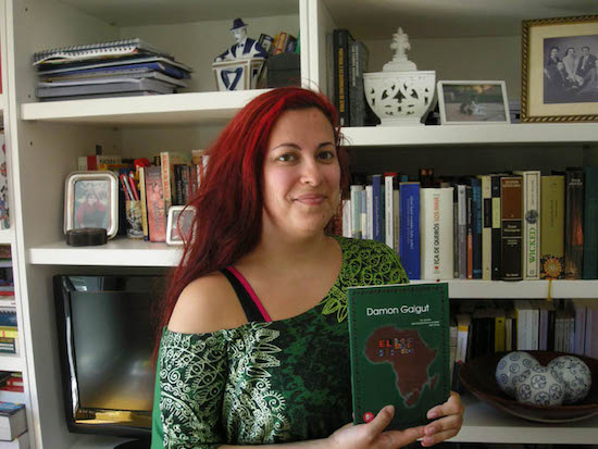 Mariana Jorge Lozano, posando con la primera publicación de la editorial, El Hermoso Chillido de los Cerdos