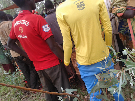 Dos chicos asisten a una representación teatral sobre la “salud sexual y reproductiva” en la región rural de MABAYI en la provincia de Cibitoke, Burundi, febrero de 2015. (Fotografía: fuente privada)