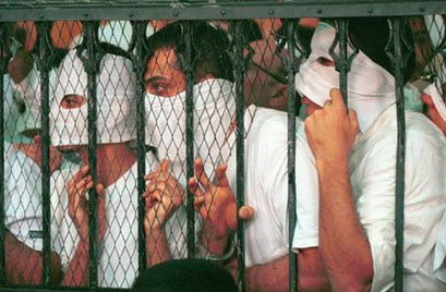 Acusados en una celda de una sala de un juzgado durante el juicio Queen Boat de 2001, en el que más de 50 hombres fueron acusados de homosexualidad. Facebook: 847471988616716