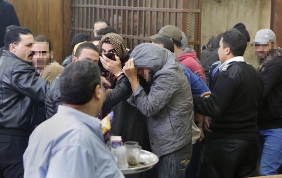 Hombres arrestados por policías que buscaban a homosexuales en un baño público de El Cairo esconden sus caras tras ser absueltos. Amir Nabil /Via AP Hombres arrestados por policías que buscaban a homosexuales en un baño público de El Cairo esconden sus caras tras ser absueltos. Amir Nabil /Via AP