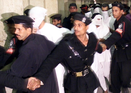 Oficiales especiales de policía llevan a algunos de los 52 presuntos homosexuales al juicio en un juzgado de El Cairo, Egipto, el 14 de noviembre de 2001. AP Photo/Philip Mark Oficiales especiales de policía llevan a algunos de los 52 presuntos homosexuales al juicio en un juzgado de El Cairo, Egipto, el 14 de noviembre de 2001. AP Photo/Philip Mark