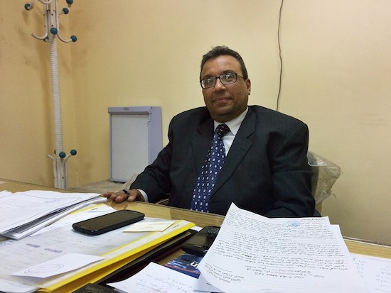 El doctor Maged Louis en su oficina de El Cairo. Maged Atef/BuzzFeed El doctor Maged Louis en su oficina de El Cairo. Maged Atef/BuzzFeed