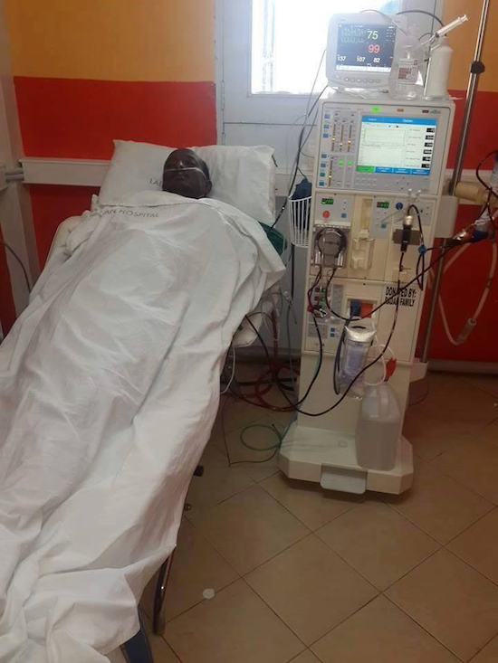 Muhadh Ishmael en su cama de hospital. (Foto de Joseph Odero)