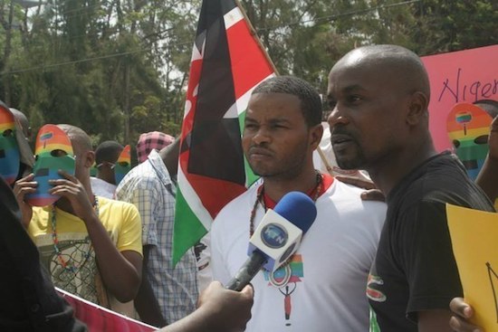 Eric Gitari de la Comisión Nacional de Derechos Humanos de Gais y Lesbianas en una protesta en Nairobi contr la Ley Anti-Gay de Uganda. Vía facebook.