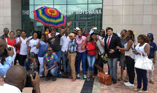 Miembros y simpatizantes de LEGABIBO celebrando su victoria a las puertas de la Corte de Apelación de Botsuana. (foto cortesía de LEGABIBO)