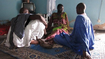 Amadou Seye N'Diaye con dos miembros mauritanos de la comunidad gay en la capital, Nuakchot. (Foto cortesía AIDSPAN)