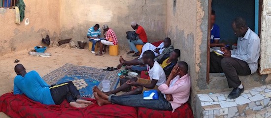 El personal de Educadores de Pares SOS lleva a cabo un estudio integrado de comportamiento y actitudes entre los miembros de la comunidad gay de Mauritania en la capital Nouakchott, en nombre de la Comisión Nacional del SIDA (Foto cortesía AIDSPAN) El personal de Educadores de Pares SOS lleva a cabo un estudio integrado de comportamiento y actitudes entre los miembros de la comunidad gay de Mauritania en la capital Nouakchott, en nombre de la Comisión Nacional del SIDA (Foto cortesía AIDSPAN)