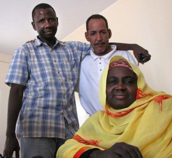 Jibril Sy (izq.) forma parte de Educadores de pares SOS, Mokhtar Salem Lehbid (centro), presidente de la Red de Asociaciones de Personas que Viven con VIH, Fatimata Ball (der.), que  representa a personas que viven con VIH en el CCM de Mauritania (Foto cortesía AIDSPAN)