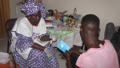 Un miembro de la comunidad gay de Mauritania realiza una prueba de VIH en Nouakchott. (Foto cortesía AIDSPAN) Un miembro de la comunidad gay de Mauritania realiza una prueba de VIH en Nouakchott. (Foto cortesía AIDSPAN)