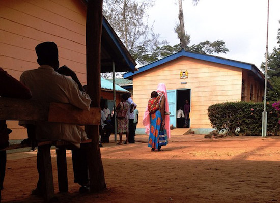 La gente espera fuera del juzgado de Kwale, donde dos hombres fueron detenidos por  presuntos cargos de actividad sexual indecente. Fuente: instagram.com.