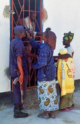 Primavera de 2014, miembros de la familia dan apoyo moral a Philip Mubiana y a James Mwape, quienes ya estaban encarcelados. Primavera de 2014, miembros de la familia dan apoyo moral a Philip Mubiana y a James Mwape, quienes ya estaban encarcelados.